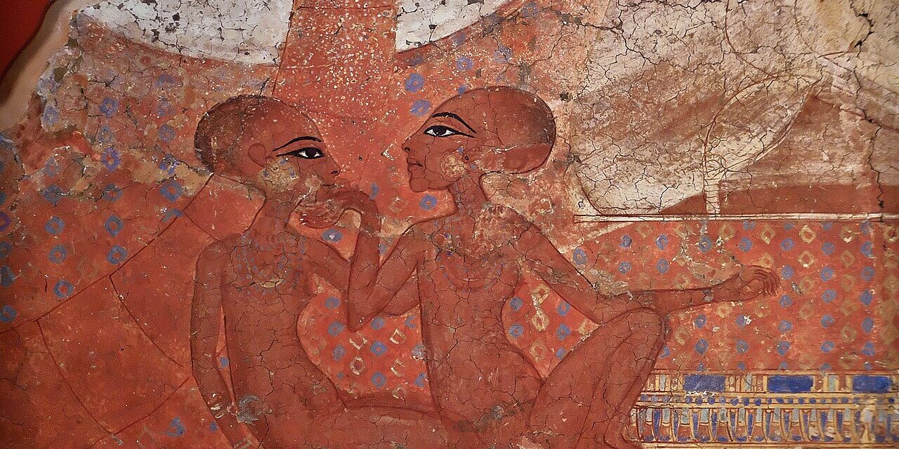Le due principesse, pittura del periodo di Akhenaton raffigurante due figlie del faraone in un gesto affettuoso