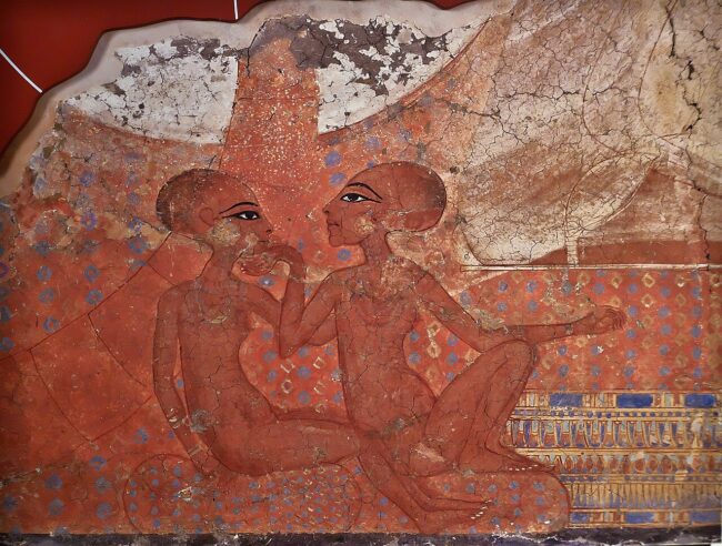 Fresco_de_las_princesas_(Ashmolean_Museum) Le due principesse, pittura del periodo di Akhenaton raffigurante due figlie del faraone in un gesto affettuoso